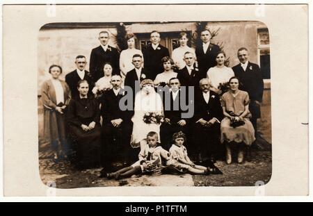 La République tchécoslovaque - VERS 1920 : Vintage photo montre de nouveaux mariés, demoiselles, bridesmen et autres invités du mariage. Retro noir et blanc de la photographie. Banque D'Images