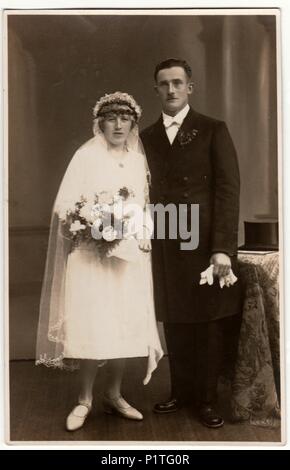 La République tchécoslovaque - circa 1930 : Vintage photo montre des jeunes mariés. Retro noir et blanc photographie de mariage. Banque D'Images