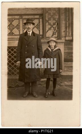 La République tchécoslovaque - circa 1930 : Vintage photo montre le père et sa fille posent à l'extérieur. Retro noir et blanc de la photographie. Banque D'Images