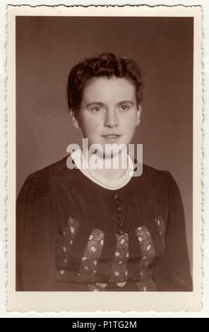 Allemagne - circa 1950 : Vintage photo montre femme avec les cheveux courts. Retro noir et blanc photographie studio avec effet sépia. Banque D'Images