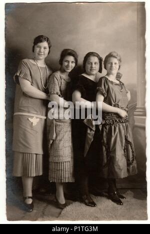 Hambourg, Allemagne - circa 1930 : Vintage photo montre un groupe de jeunes filles pose dans le studio de photographie. Retro noir et blanc photographie avec effet sépia. Banque D'Images