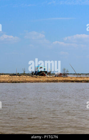 Siem Reap, Cambodge - Janvier 2014 : bateau en bois à terre, à Lac Tonle Sap à Siem Reap, Cambodge Banque D'Images