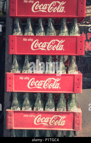 Saigon, Vietnam - Janvier 2014:boîte de Coca Cola empilées et des bouteilles vides à Saigon , Vietnam Banque D'Images