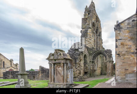 L'ancien Transept d'anciennes ruines de l'abbaye de Kilwinning en Ecosse du côté de la vieille tour de l'horloge Banque D'Images