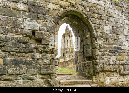 À travers l'ancien l'entrée en pierre de l'ancien transept de l'abbaye de Kilwinning d'anciennes ruines de l'Écosse. Banque D'Images