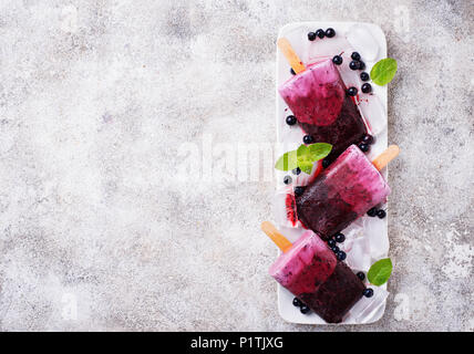 Les popsicles maison douce avec blueberry Banque D'Images