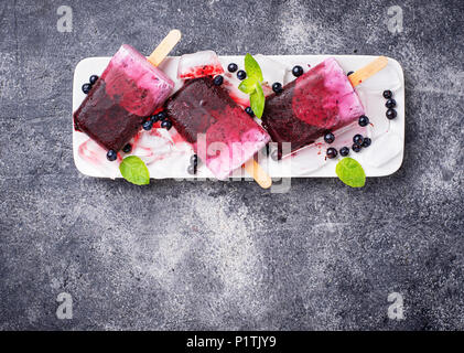Les popsicles maison douce avec blueberry Banque D'Images