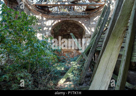 Ruines de la chapelle baroque de la Sainte Trinité à partir de 1740, en République tchèque. Après 1945, elle a mis bas une chapelle pour les bovins et de logement dilapida progressivement Banque D'Images