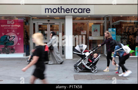 Une boutique et MAGASIN MOTHERCARE/AVEC LANDAUS ET POUSSETTES DE PASSAGE. Boutiques et personnes shopping dans Harrow, Middlesex, London, UK Banque D'Images