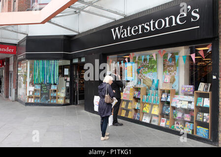 Wterstones book shop. Boutiques et personnes shopping dans Harrow, Middlesex, London, UK Banque D'Images