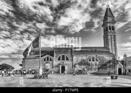 Venise, Italie - 30 avril : sur la place principale de l'île de Burano, Venise, Italie, le 30 avril 2018. Cette place est également l'emplacement de St Banque D'Images