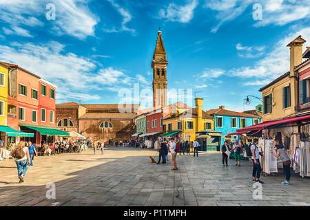 Venise, Italie - 30 avril : sur la place principale de l'île de Burano, Venise, Italie, le 30 avril 2018. L'île est une attraction populaire pour Banque D'Images