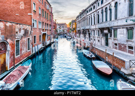 Venise, Italie - 30 avril : vue panoramique de l'architecture le long du canal Rio di Santa Caterina, dans le quartier de Cannaregio de Venise, l'Italie, le 30 avril 20 Banque D'Images