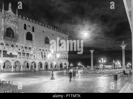 Venise, Italie - AVRIL 29 : vue panoramique de nuit de la Piazza San Marco (St. Mark's Square), sociales, religieuses et politiques centre de Venise, Italie Banque D'Images