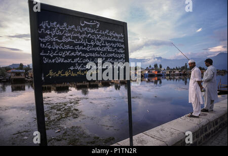 Srinagar, Inde, les hommes la pêche en lac Dal Banque D'Images