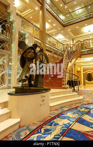 New York, USA - 10 septembre 2012 : main hall en bateau de croisière Disney Magic Banque D'Images