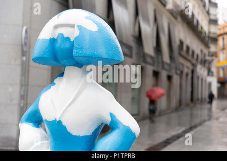 Madrid, Espagne : une femme avec un parapluie passe un 'Menina' sculpture le long de la Calle de Tetuan. La sculpture fait partie de la 'galerie' Madrid eninas dans tr Banque D'Images