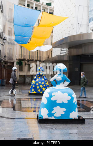 Madrid, Espagne : les piétons passer deux 'Menina' sculptures le long de la Calle de Preciados. Les sculptures font partie de la "Galerie" eninas Madrid en hommage Banque D'Images