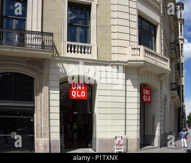 Barcelone, Espagne - 13 mai 2018 : les Japonais Uniqlo, les vêtements de concepteur, fabricant et détaillant, stocker sur le Passeig de Gràcia, un haut fin shoppin Banque D'Images