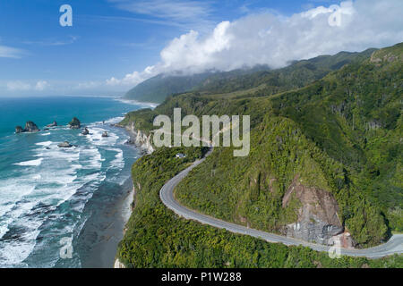 State Highway 6 à 10 Mile Creek, au nord de Greymouth, West Coast, South Island, New Zealand - Antenne de drone Banque D'Images