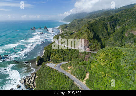 State Highway 6 à 10 Mile Creek, au nord de Greymouth, West Coast, South Island, New Zealand - Antenne de drone Banque D'Images