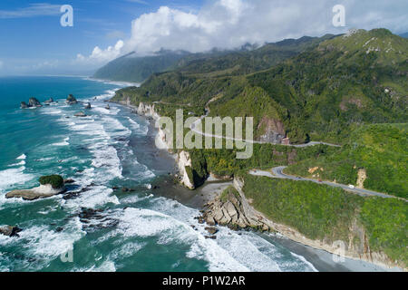 State Highway 6 à 10 Mile Creek, au nord de Greymouth, West Coast, South Island, New Zealand - Antenne de drone Banque D'Images