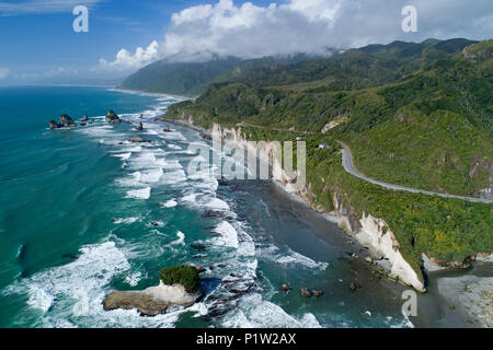 State Highway 6 à 10 Mile Creek, au nord de Greymouth, West Coast, South Island, New Zealand - Antenne de drone Banque D'Images