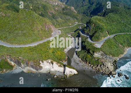 State Highway 6 à 10 Mile Creek, au nord de Greymouth, West Coast, South Island, New Zealand - Antenne de drone Banque D'Images