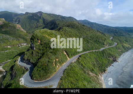 State Highway 6 à 10 Mile Creek, au nord de Greymouth, West Coast, South Island, New Zealand - Antenne de drone Banque D'Images