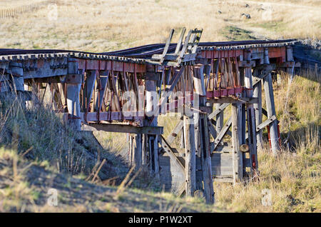 Vieux bois abandonnés pont ferroviaire sur la rivière Boorowa, dans les régions rurales de l'ouest central NSW, Australie Banque D'Images