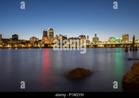 Sur les toits de la ville et le bord de la rivière dans la nuit avec en premier plan Banque D'Images