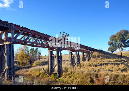 Vieux bois abandonnés pont ferroviaire sur la rivière Boorowa, dans les régions rurales de l'ouest central NSW, Australie Banque D'Images