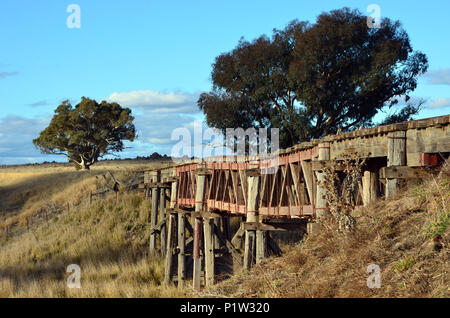 Vieux bois abandonnés pont ferroviaire sur la rivière Boorowa, dans les régions rurales de l'ouest central NSW, Australie Banque D'Images