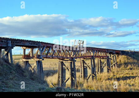 Vieux bois abandonnés pont ferroviaire sur la rivière Boorowa, dans les régions rurales de l'ouest central NSW, Australie Banque D'Images