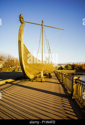 Drakkar Viking antique (bateau en bois) sur le front à Vyborg, Russie. Banque D'Images