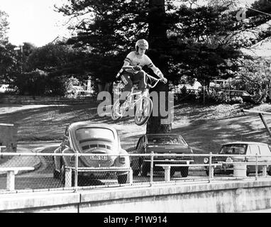 Titre original : BMX BANDITS. Titre en anglais : BMX BANDITS. Directeur de film : BRIAN TRENCHARD-SMITH. Année : 1983. Stars : Angelo D'Angelo. Credit : NILSEN PREMIERE / Album Banque D'Images