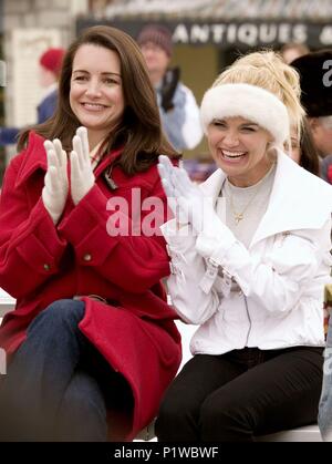 Titre original : DECK THE HALLS. Titre en anglais : DECK THE HALLS. Film Réalisateur : JOHN WHITESELL. Année : 2006. Stars : Kristin Davis, Kristin Chenoweth. Credit : TOUTE ILLUMINÉE PRODUCTIONS/20TH CENTURY FOX/NEW REGENCY PICTURES / GREGORY, DOANE / Album Banque D'Images