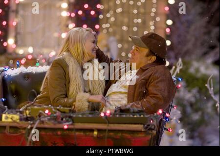 Titre original : DECK THE HALLS. Titre en anglais : DECK THE HALLS. Film Réalisateur : JOHN WHITESELL. Année : 2006. Stars : DANNY DEVITO ; Kristin Chenoweth. Credit : TOUTE ILLUMINÉE PRODUCTIONS/20TH CENTURY FOX/NEW REGENCY PICTURES / Album / JEFF, Weddell Banque D'Images