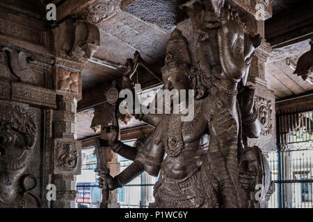 Pilier sculpté dans le mandapa (porche) Kallalagar structure de Temple, district de Madurai, Tamil Nadu, Inde. Banque D'Images
