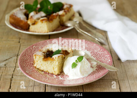 Tarte avec les prunes et les pêches, servi avec une boule de glace vanille et de feuilles de mélisse. Focus sélectif. Banque D'Images