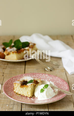 Tarte avec les prunes et les pêches, servi avec une boule de glace vanille et de feuilles de mélisse. Focus sélectif. Banque D'Images