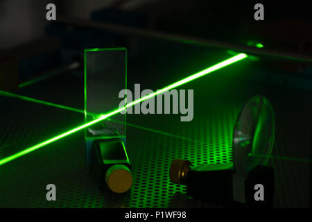 Expérience en laboratoire de photonique avec laser Banque D'Images