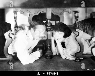 Titre original : LE BONHEUR À VENIR. Titre en anglais : LE BONHEUR À VENIR. Film Réalisateur : William A. SEITER. Année : 1928. Stars : EDMUND LOWE ; COLLEEN MOORE. Credit : premier album / NATIONAL Banque D'Images