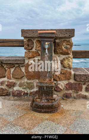 Robinet public avec de l'eau potable à castelsardo sur l'île italienne de Sardaigne Banque D'Images