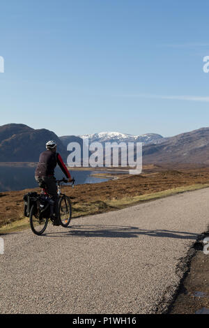 Le cycliste le long de la côte nord 500 Loch Eriboll Banque D'Images