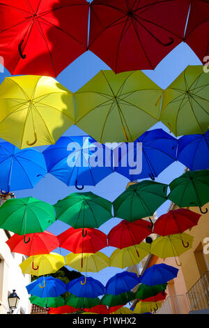 Plus de parasols colorés dans les rues du village espagnol lors de Fiesta Banque D'Images