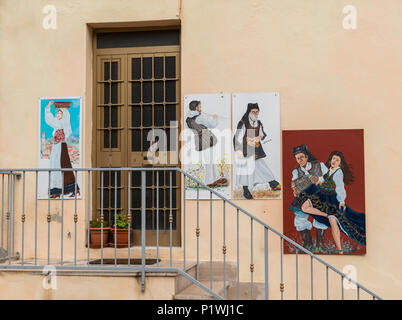 Castelsardo, Italie,11-Avril-2018:peintures murales à castelsardo avec costumes de sardine, la Sardaigne est célèbre de ses peintures murales ou peintures murales avec de plus politiques Banque D'Images