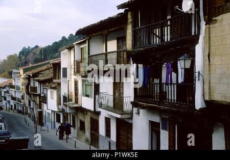 Espagne - Estrémadure - Valle Del Jerte (district) - CACERES. Cabezuela del Valle en el Valle del rio Jerte ; calle del pueblo con su arquitectura típica. Banque D'Images