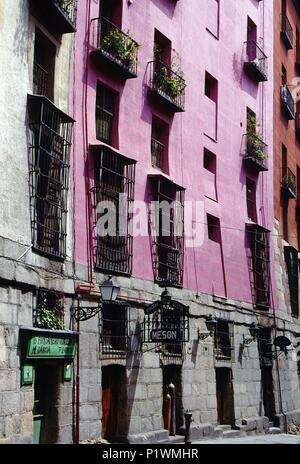 Calle / Cava de San Miguel square : façades de vieilles maisons à côté de la Plaza Mayor. Banque D'Images