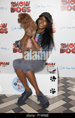 Dépistage des célébrités assister à la suite d'une comédie familiale Rottweiler chien de police a ordonné d'aller undercover comme un chien d'exposition dans un prestigieux spectacle chien : Sinitta Où : London, Royaume-Uni Quand : 13 mai 2018 Credit : Phil Lewis/WENN.com Banque D'Images